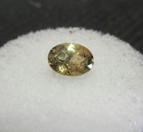 0.87ct YELLOW GREEN HEATED MONTANA SAPPHIRE - Blaze-N-Gems